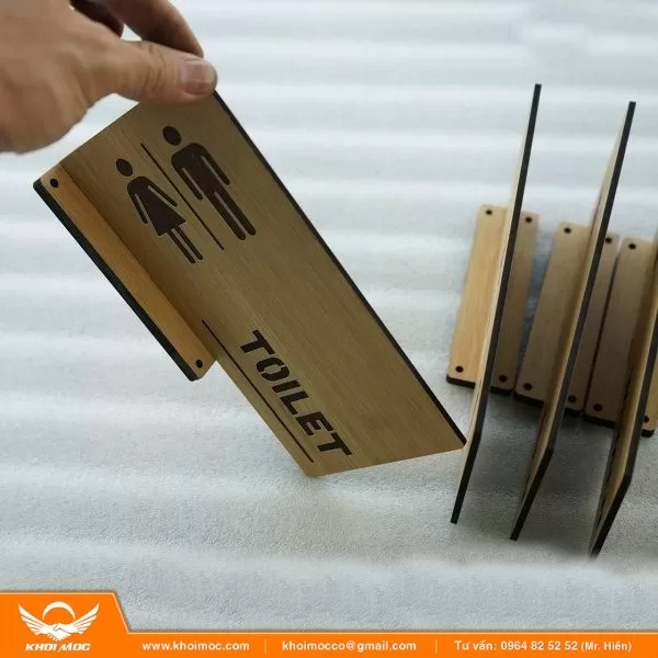 vệ sinh biển hiệu gỗ 2a6