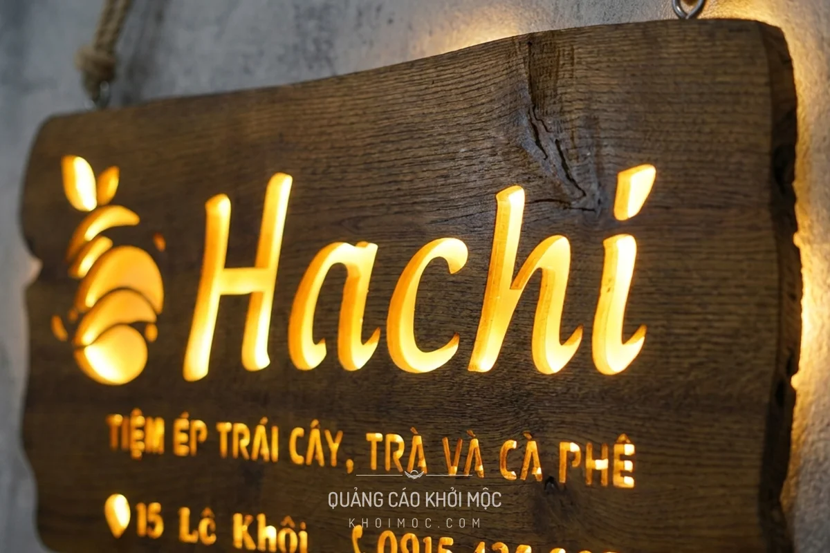 Cận cảnh chữ Hachi phát sáng vàng trên nền bảng màu nâu