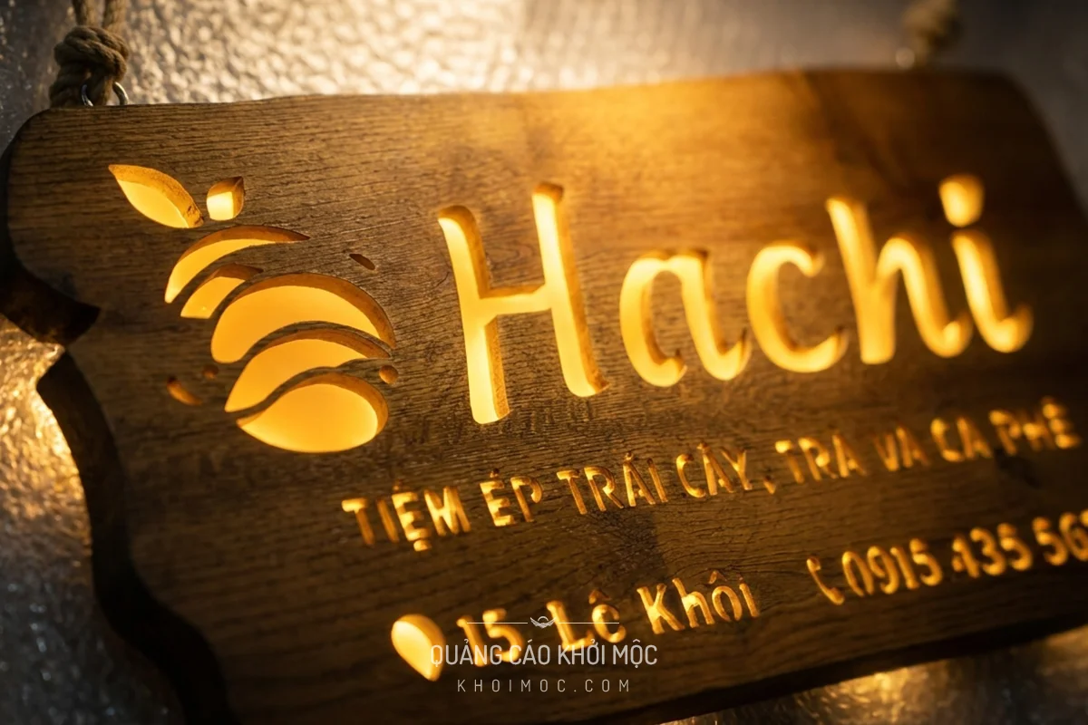 Góc nghiêng bảng hiệu gỗ Hachi đang bật đèn