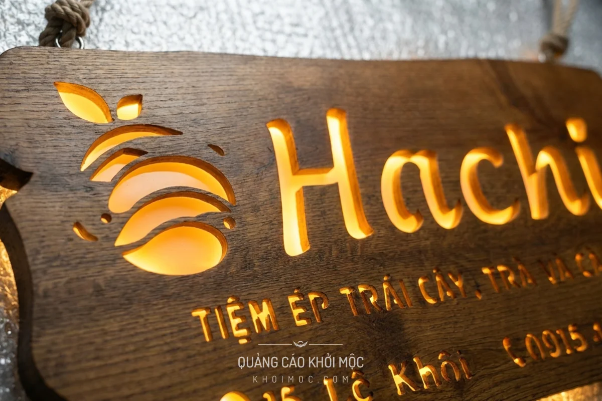 Cận cảnh biểu tượng cách điệu và chữ Hachi trên bảng hiệu gỗ