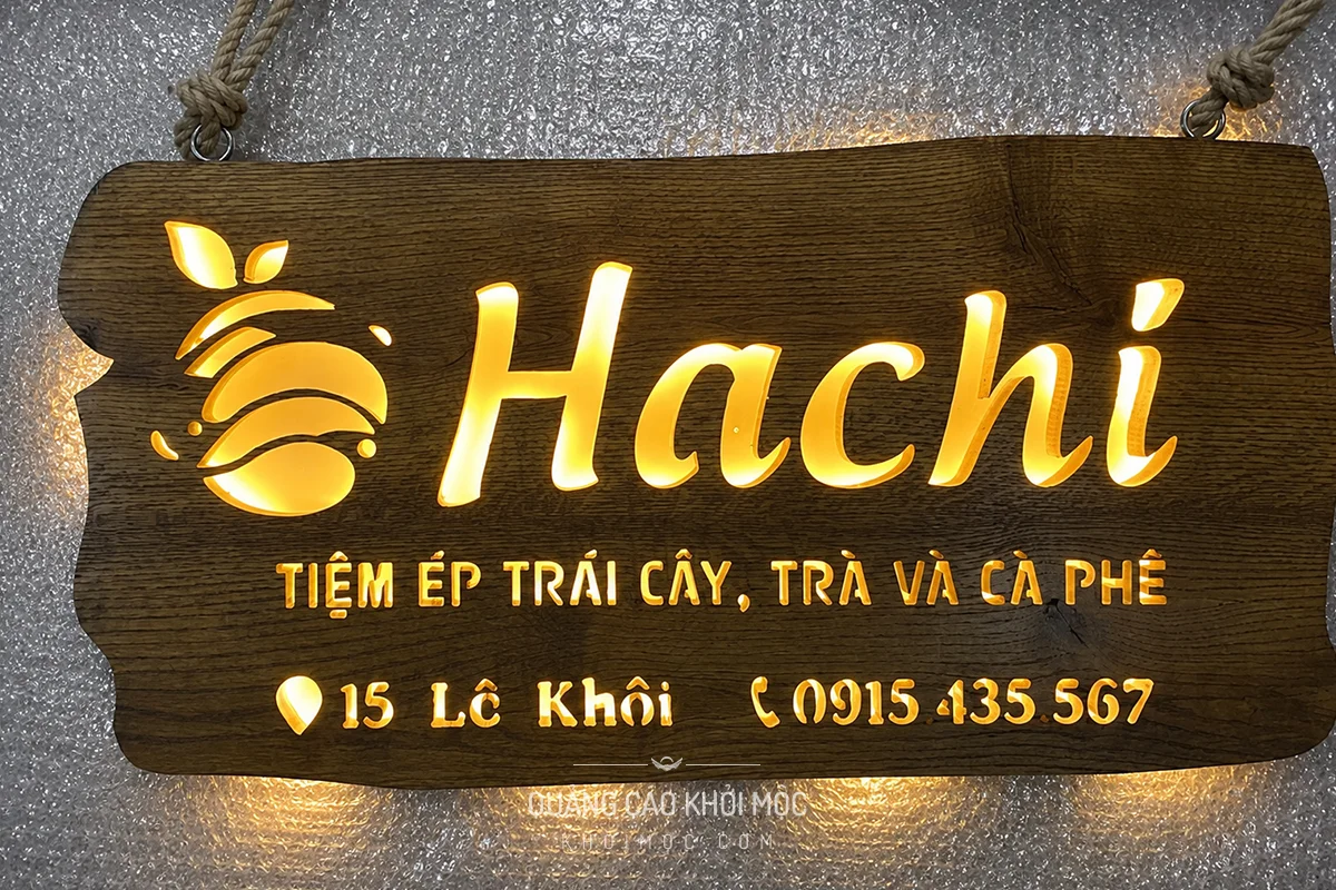 Toàn cảnh bảng hiệu gỗ Hachi cho tiệm ép trái cây có chữ LED vàng
