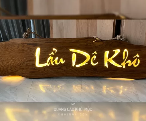 Bảng hiệu gỗ Lẩu Dê Khô khúc gỗ nguyên khối chữ cắt xuyên đèn LED