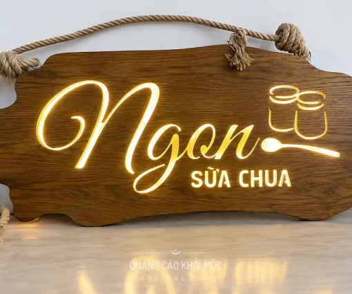 Bảng Hiệu Gỗ Quán Sữa Chua Ngon Treo Dây Có Đèn