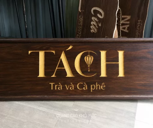 Toàn cảnh bảng hiệu gỗ Trà và Cà phê TÁCH có chữ dát vàng