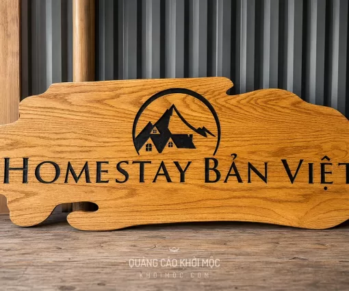 Bảng hiệu gỗ Homestay Bản Việt khắc chìm sơn đen logo núi rừng