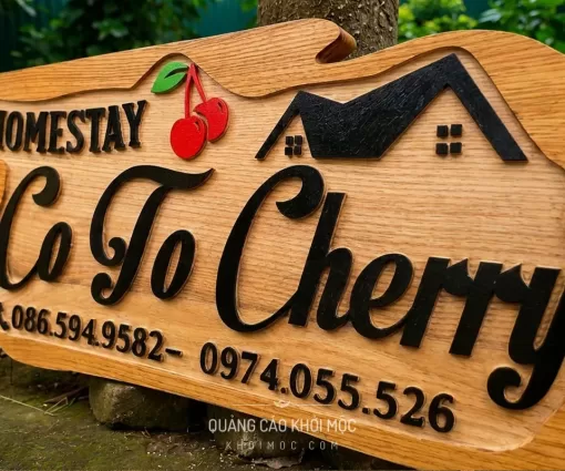 Cận cảnh cấu trúc board hai tầng bảng hiệu gỗ Homestay Co To Cherry