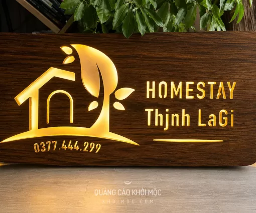 Bảng hiệu gỗ Homestay Thịnh LaGi khắc chìm dát vàng logo nhà cây đèn LED
