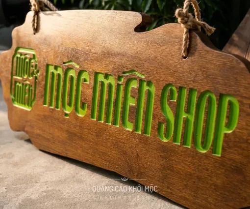 Bảng hiệu gỗ Mộc Miền Shop khắc chìm sơn xanh lá logo badge tròn