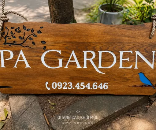 Bảng hiệu gỗ PA Garden khắc chìm ba màu sơn icon chim xanh cành lá đen