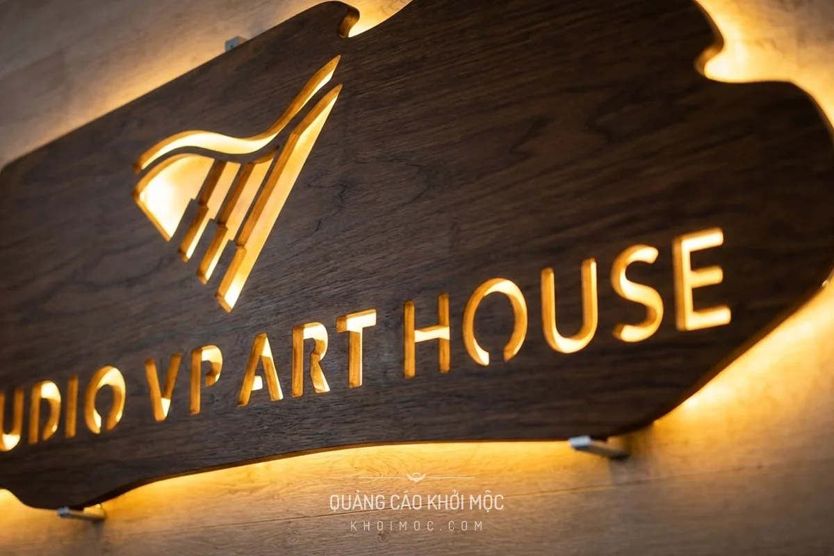 Cận cảnh đèn halo viền sáng hắt tường bảng hiệu gỗ Studio VP Art House