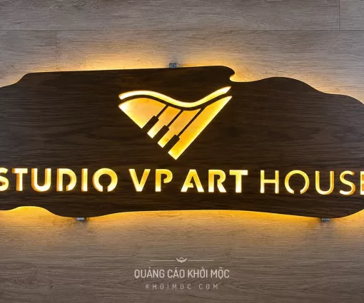 Bảng hiệu gỗ Studio VP Art House cắt xuyên logo phím đàn đèn halo viền sáng