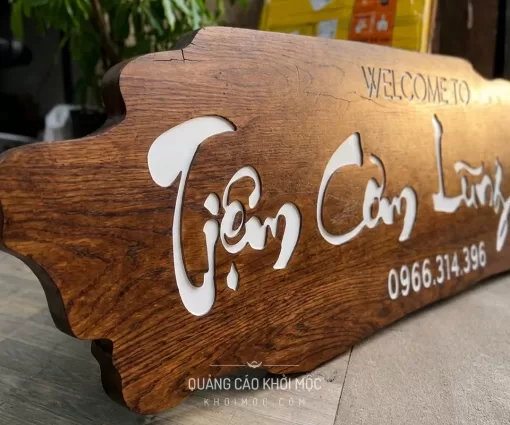 Bảng hiệu gỗ Welcome Tiệm Cầm Lũng Cẩm khắc chìm sơn trắng font thư pháp