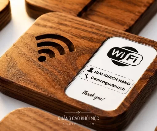 Nhiều biển gỗ wifi cắt hình khối vuông xếp cạnh nhau, kèm bảng thông tin đăng nhập wifi