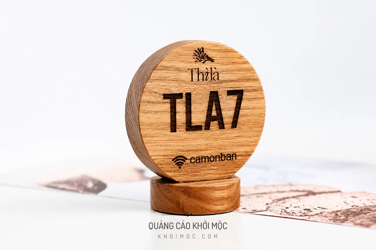 Thẻ gỗ tròn khắc logo Thìlà, mã TLA7, icon wifi camonban, đế gỗ tròn