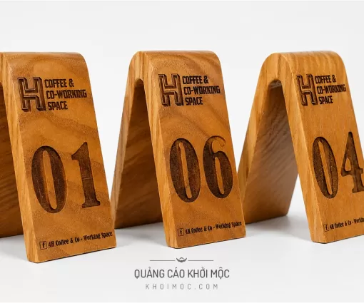 Ba thẻ số bàn gỗ chữ V úp ngược 4H Coffee, số 01, 06 và 04 xếp cạnh nhau