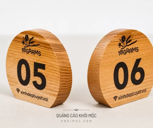 Hai thẻ số bàn gỗ khối đặc dáng vòm 18GRAMS, số 05 và 06, khắc logo và wifi